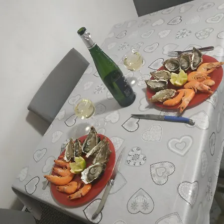 דירה 4 Pers Le Mole Reservation Du Samedi Au Samedi En Haute Saison *